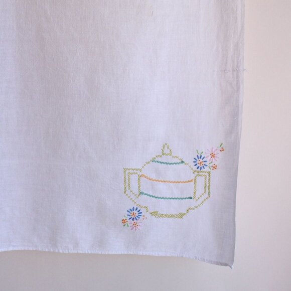 Vintage 1950s Tablecloth Or Kitchen Towel with Cross-stitch Teapot Embroidery - Picture 5 of 10